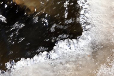 Güneşli bir günde bahar nehirlerinde eriyen suyun makro dokusu