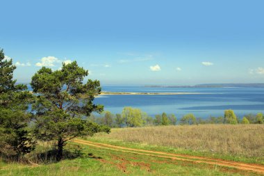 bahar manzarası geniş ve sakin nehir sabahın erken saatlerinde, tepeden manzara