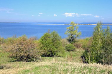 bahar manzarası geniş ve sakin nehir sabahın erken saatlerinde, tepeden manzara