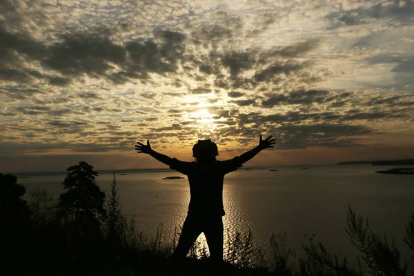 Retrato Uma Silhueta Homem Margem Rio Pôr Sol Fundo — Fotografia de Stock