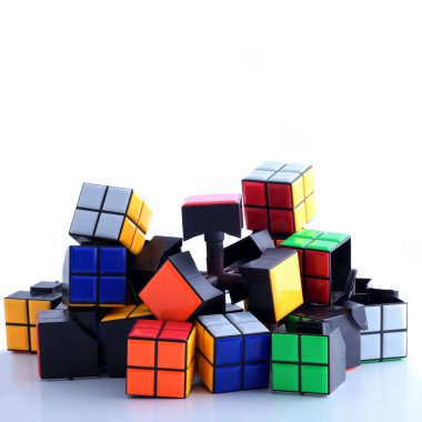 Rubik Küpü kırılmış ve bir yığın halinde katlanmış.