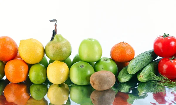 Detail Různých Zralé Ovoce Zeleniny Zrcadlovém Povrchu Bílém Pozadí Studia — Stock fotografie