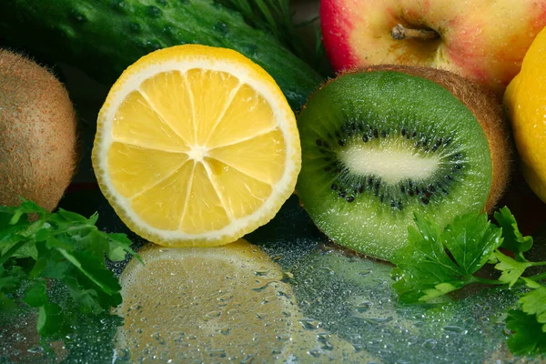 Närbild Diverse Mogna Frukter Och Grönsaker Spegel Yta Vit Bakgrund — Stockfoto