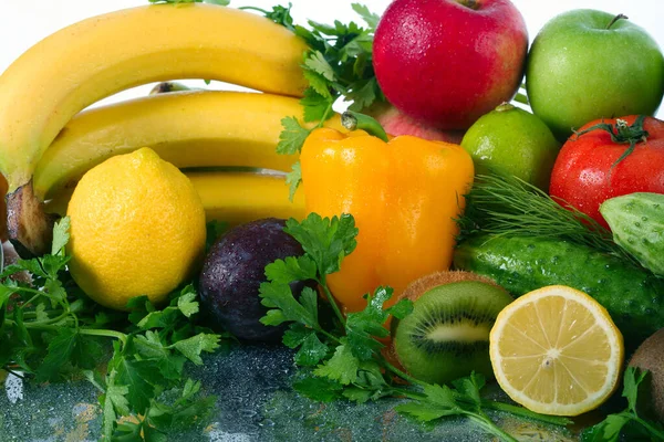 Närbild Diverse Mogna Frukter Och Grönsaker Spegel Yta Vit Bakgrund — Stockfoto