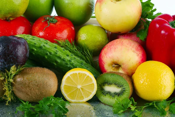 Közeli Kép Válogatott Érett Gyümölcsök Zöldségek Egy Tükör Felületén Fehér — Stock Fotó