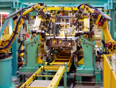 Çağdaş otomatikleştirilmiş otomotiv üretim hattının faaliyet sırasında içi