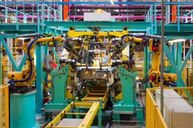 Çağdaş otomatikleştirilmiş otomotiv üretim hattının faaliyet sırasında içi
