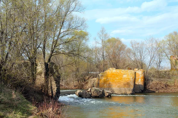 Krajobraz Stary Zrujnowany Młyn Rzece Wczesną Wiosną Pochmurny Dzień — Zdjęcie stockowe