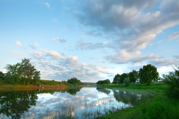 穏やかな川の上の夏の風景素晴らしい夕日 — ストック写真