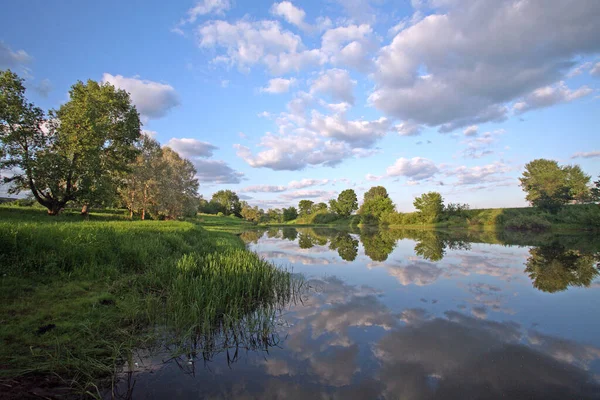 Paesaggio Estivo Mattino Presto Sul Fiume Nuvole Riflesse Nella Superficie — Foto Stock