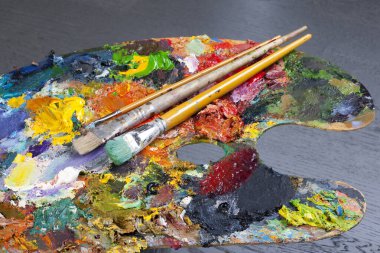 makro ressamın paleti, dokusu farklı renklerde ve doygunluk stüdyosunda karışık yağlı boya.