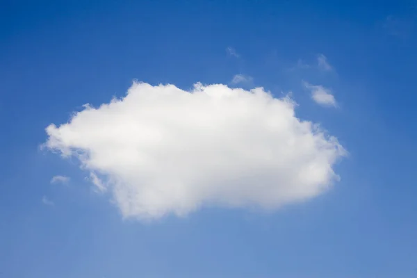 Geïsoleerde Close Lucht Witte Wolken Blauwe Hemel Zonnige Zomerdag — Stockfoto