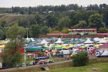 Yelabuga, Rusya - 3 Ağustos 2014: Yelabuga 'daki Shishkin Göletleri' ndeki Yıllık Spasskaya Fuarı.