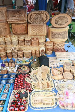 Makro birkaç tueskov huş ağacı kabuğu halk sanatları fuarında toplu ürünlerin depolanması için