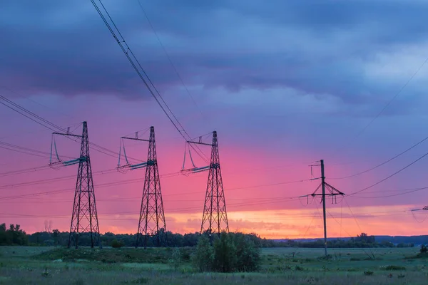 Verão Paisagem Linhas Alta Tensão Energia Fundo Nascer Sol Campo — Fotografia de Stock