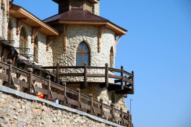 Kama Nehri 'nin kıyısındaki yüksek uçurumdaki antik Bulgar kalesinin kulesi güneşli bahar günü