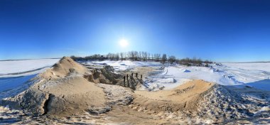 360 panorama, kışın donmakta olan ağaçlar ve güneşli bir günde nehirde kar sürükleniyor. 
