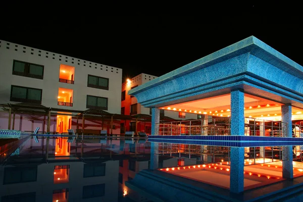 Complejo Junto Mar Edificio Del Hotel Jardines Con Piscina Noche — Foto de Stock