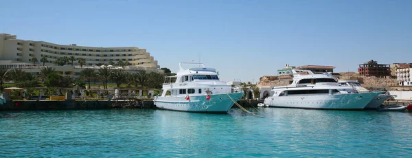 Barco Blanco Del Paisaje Marino Frente Costa Hurghada Egipto Día —  Fotos de Stock