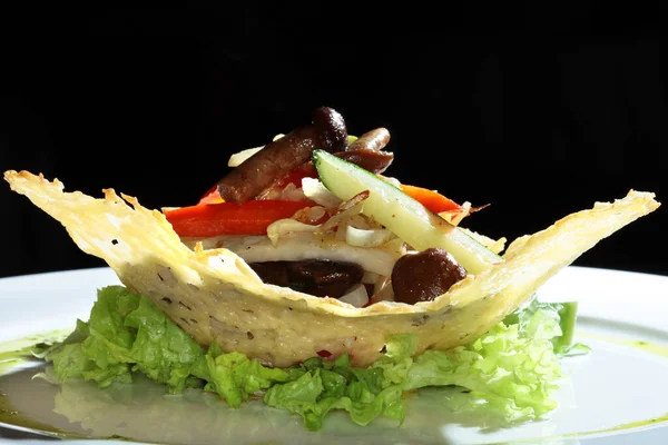 Macro Groente Salade Met Champignons Een Mand Gemaakt Van Deeg — Stockfoto