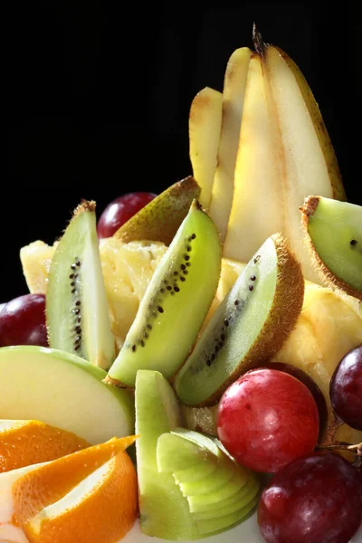 Macro Hermosa Ensalada Frutas Plato Blanco Estudio Fondo Negro — Foto de Stock