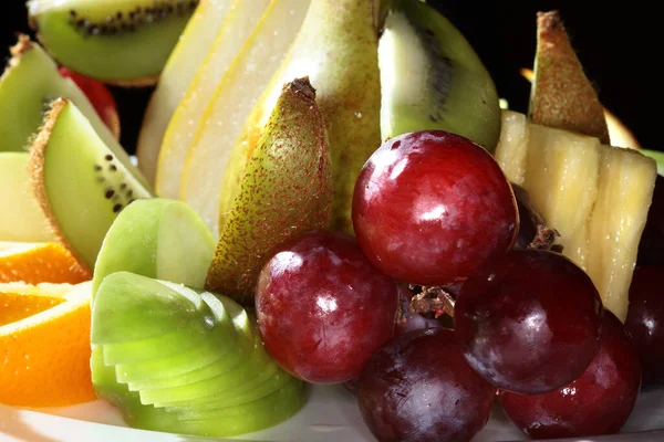 Makro Vacker Fruktsallad Vit Platta Svart Bakgrund Studio — Stockfoto