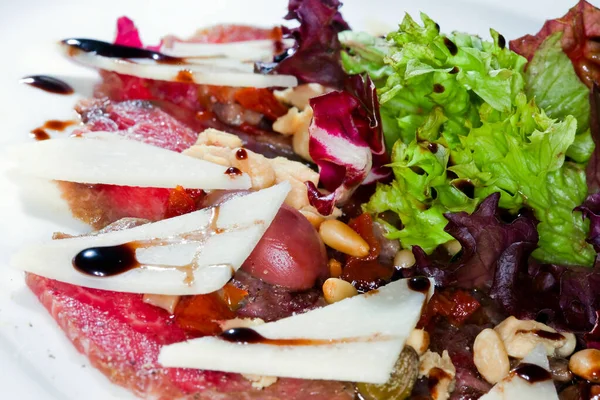 Nahaufnahme Schönen Appetitlichen Salat Auf Einem Weißen Teller Auf Dunklem — Stockfoto