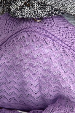 makro desen örülmüş el yapımı elbiseler.