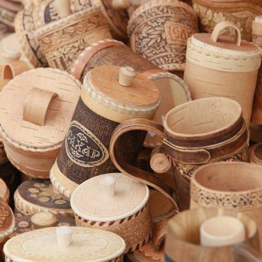 Makro birkaç tueskov huş ağacı kabuğu halk sanatları fuarında toplu ürünlerin depolanması için