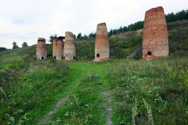 Yazın Urallar 'da dökülen kırmızı tuğlalar.