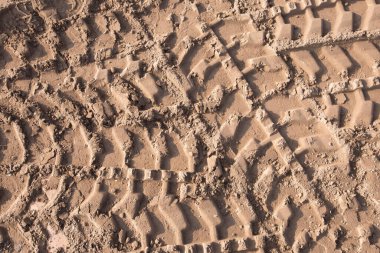 Kumda güneş ışığında makro desenli lastik izleri