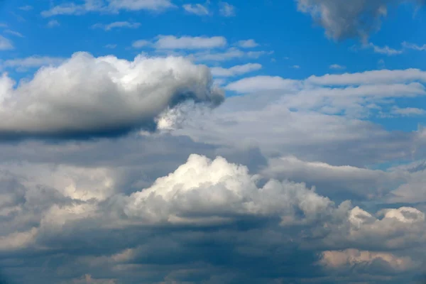 Hermosas Nubes Cúmulos Dramáticos Contra Cielo Azul —  Fotos de Stock