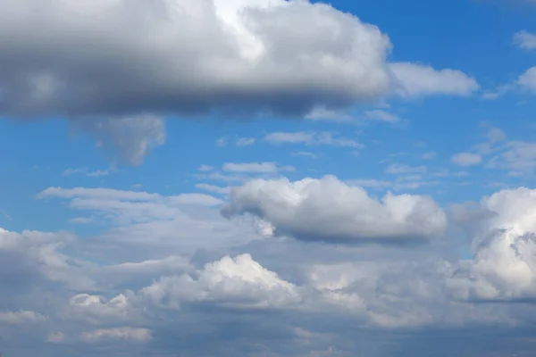 Beaux Cumulus Spectaculaires Nuages Contre Ciel Bleu — Photo