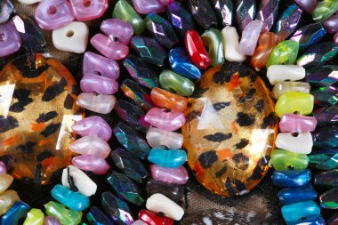 Tüylerle, nakışlarla, stüdyoda boncuklarla süslenmiş makro doku parçası kostümü.