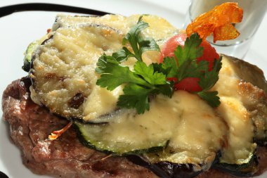 Fırında sebze ve beyaz soslu makro biftek.