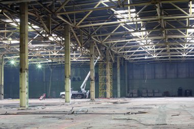 İlk aşamada terk edilmiş bir binanın sanayi bölgesi ve onarım çalışmaları