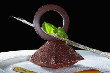 Çikolata ve reçelle süslenmiş beyaz bir tabakta nefis bir tatil tatlısı.