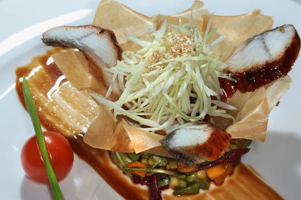 Insalata Gourmet Close Con Pesce Verdure Cesto Pasta Sfondo Nero — Foto Stock