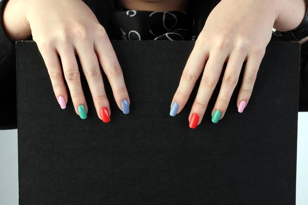 Poster Den Händen Des Mädchens Mit Lackierten Farbigen Nägeln — Stockfoto