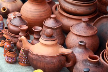 Yazın panayırda birkaç çeşit kil çömlek, sürahi, çaydanlık vardı.