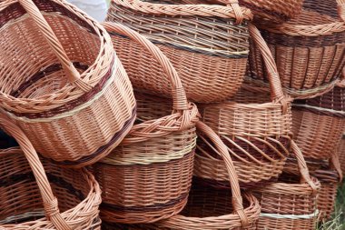 Yakın çekim hasır sepetleri ve doğal malzemelerden yapılan diğer eşyalar.
