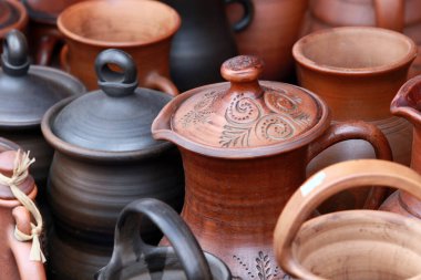 Yazın panayırda birkaç çeşit kil çömlek, sürahi, çaydanlık vardı.