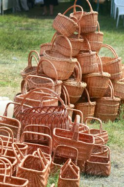 Yakın çekim hasır sepetleri ve doğal malzemelerden yapılan diğer eşyalar.