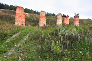 Yazın Urallar 'da dökülen kırmızı tuğlalar.