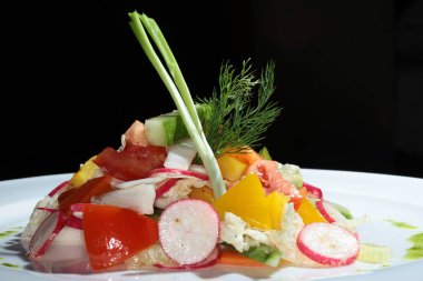 Beyaz tabak stüdyosunda sebzelerden güzel bir vejetaryen salatası.