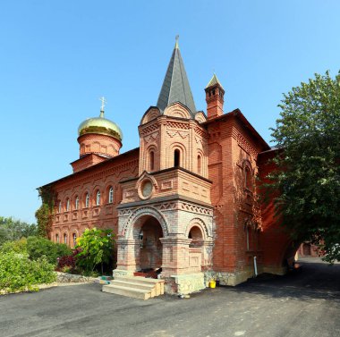 Açık bulutsuz bir günde, ormanın yakınındaki yaz manzarası keşişi