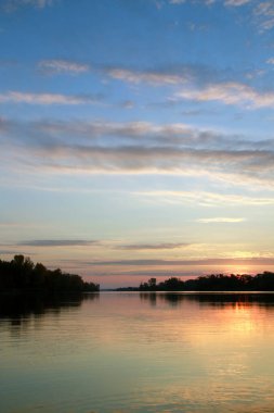 Nehrin üzerinde manzara resimli günbatımı sessiz bir sonbahar akşamı