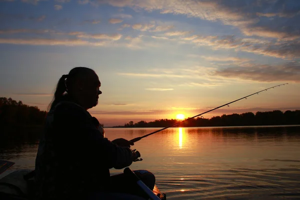 Ritratto Uomo Profilo Una Barca Fiume Con Una Canna Pesca — Foto Stock