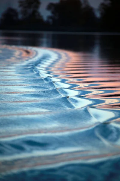 Nahaufnahme Erstaunliche Wellenspur Des Bootes Auf Dem Fluss Bei Sonnenuntergang — Stockfoto