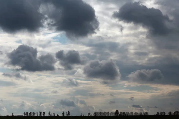 Hermosas Nubes Cúmulos Dramáticos Contra Cielo Azul — Foto de Stock